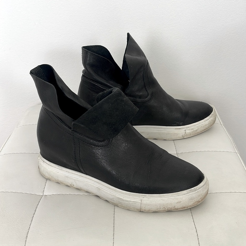 J Slides NYC Womens Size 7.5 Black Leather Hidden Wedge Sneakers